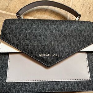 LUDLOW SIGNATURE
COLORBLOCKED SATCHEL